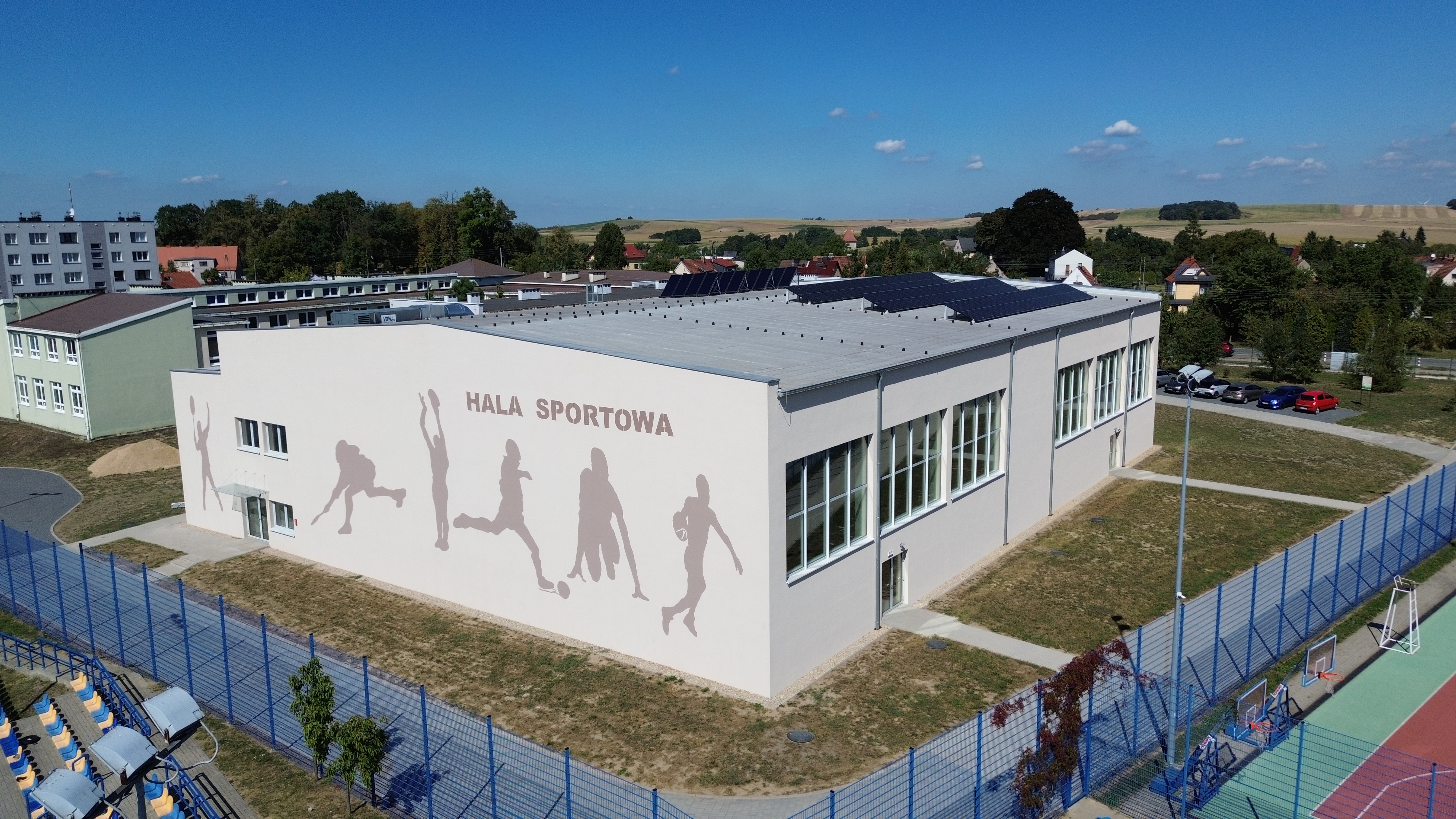 Zdjęcie hali sportowej w Toszku. Nowoczesny obiekt z pełnym zapleczem sportowym.